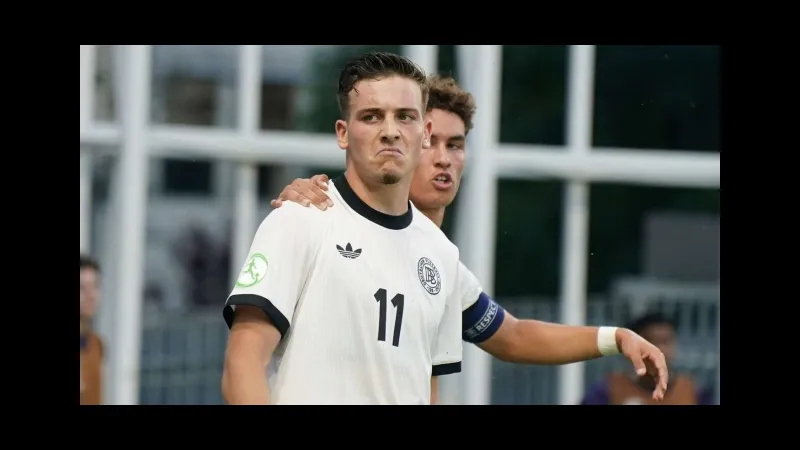 Cầu thủ U19 Đức vượt qua cầu thủ U19 Na Uy trong trận đấu bóng đá
